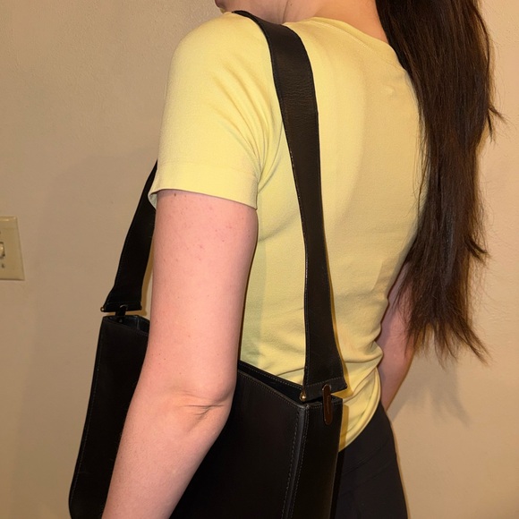 Stunning Salvatore Ferragamo Leather Shoulder Bag - Picture 12 of 13